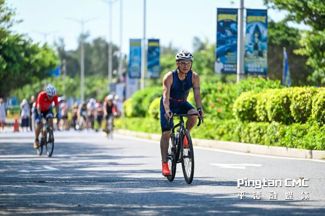 随后沿环岛东路完成20公里自行车骑行。