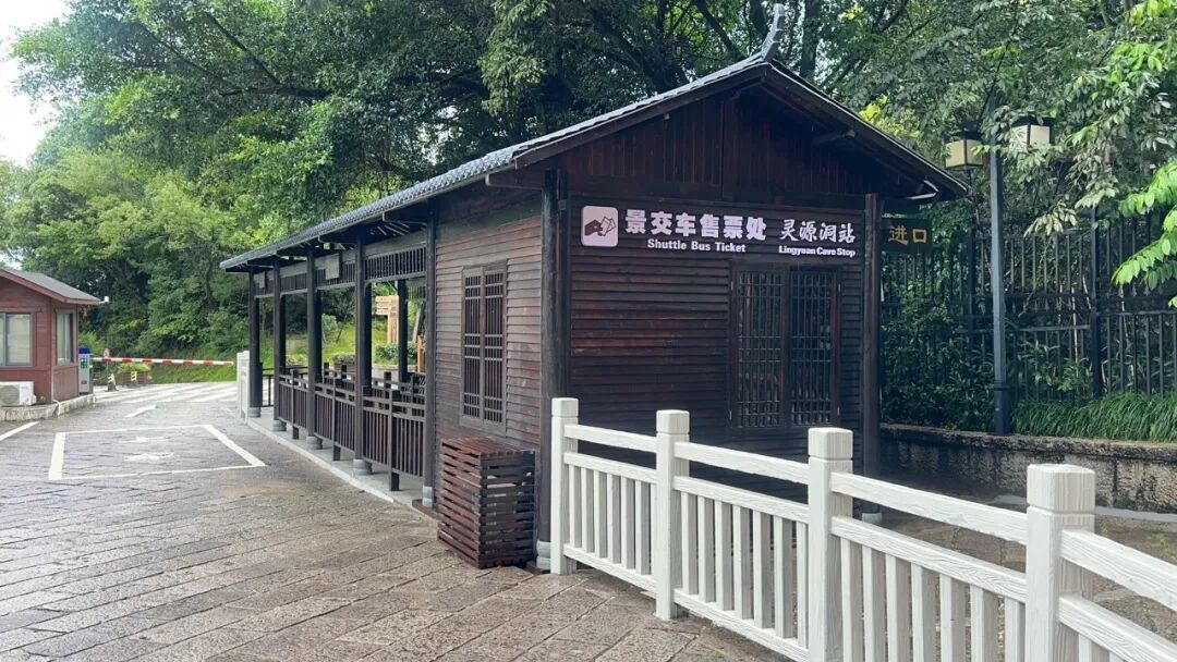 同时，标准化售票亭同步启用。自助票务与闸机检票一应配齐，购票、咨询、引导流程顺畅，高峰时段的排队秩序得以有效改善。