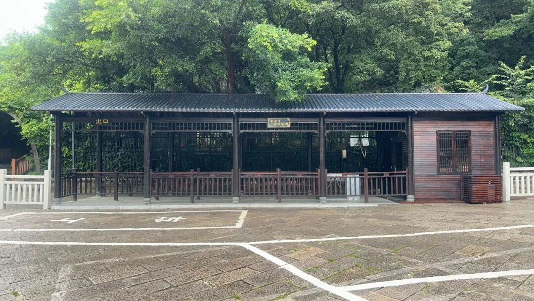 长廊长约15米，宽高各3米，内设休息座椅，最多可同时容纳50名游客。
