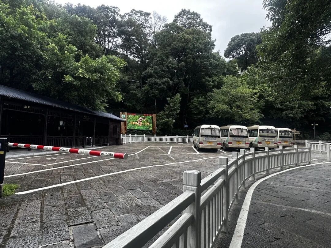 此次提升改造停车场保留了车辆出入口“一车一杆”的通行方式，车行道单向通行。