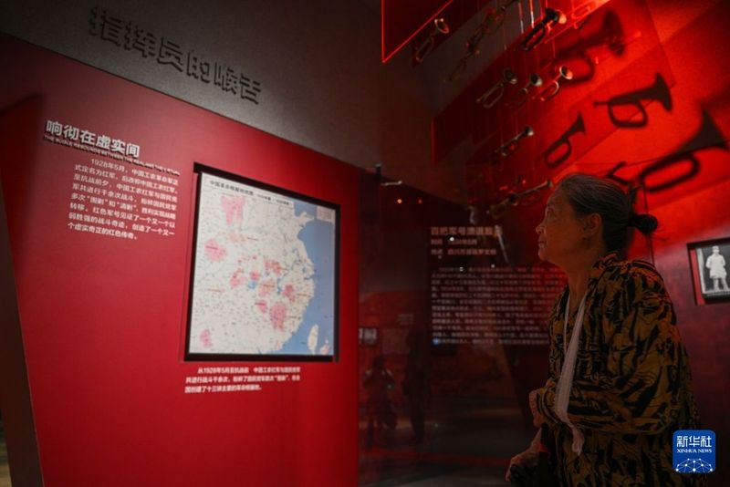 9月8日，一名来自福建厦门的71岁的老人在宁化县革命纪念馆参观。新华社记者 郑焕松 摄