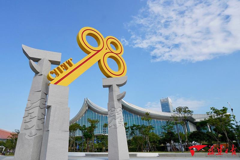 厦门国际博览中心前的“9·8”金钥匙雕塑。记者 林梓健 摄