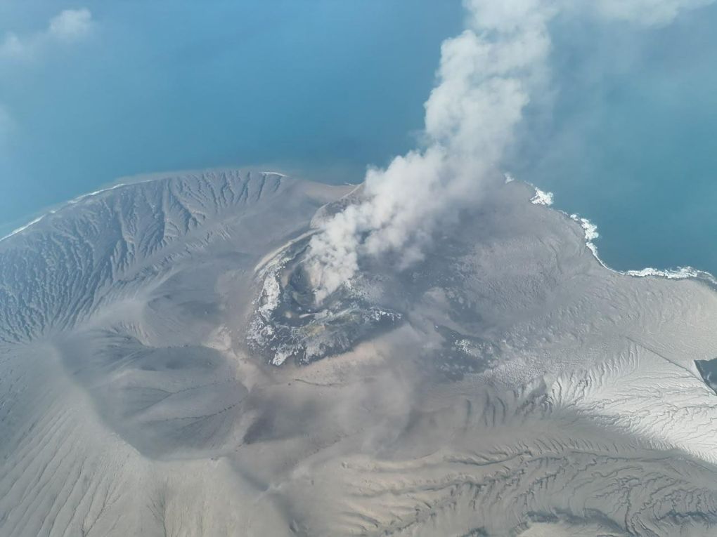 火山灰散去 印尼最大机场恢复运营