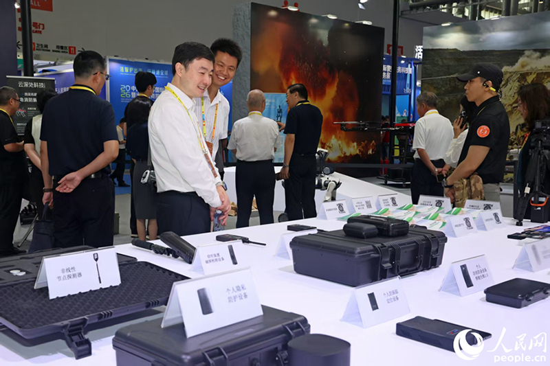 警安法务科技产品展示。人民网记者 陈博 摄