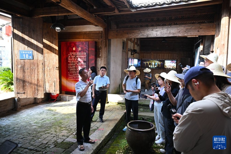 9月8日，在福建省宁化县曹坊镇下曹村的陈树湘演讲厅旧址——尔英公厅，湘江战役幸存者、老红军曾繁益的侄孙曾令传（左一）在讲述红色历史。新华社记者 郑焕松 摄