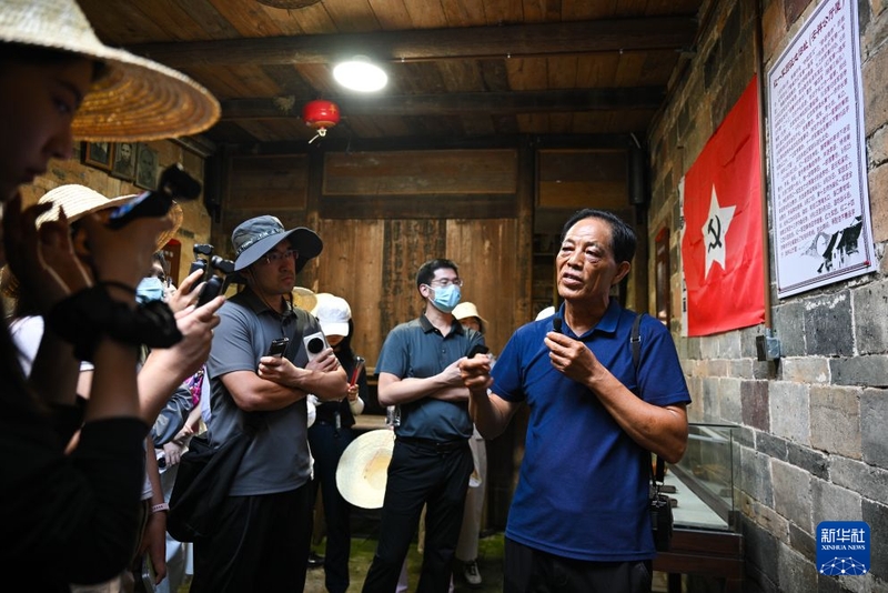 9月8日，在福建省宁化县曹坊镇下曹村的红一军团驻地旧址，红军后代曹春福（右一）讲述红色历史。新华社记者 郑焕松 摄