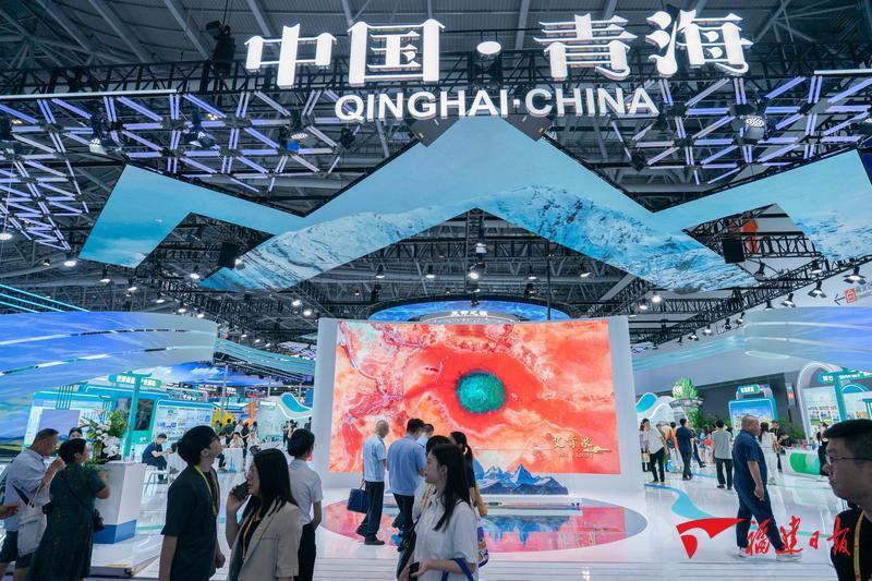 9月8日，第二十六届中国国际投资贸易洽谈会青海馆的大屏幕上播放着青海壮美的风景。王毅 摄