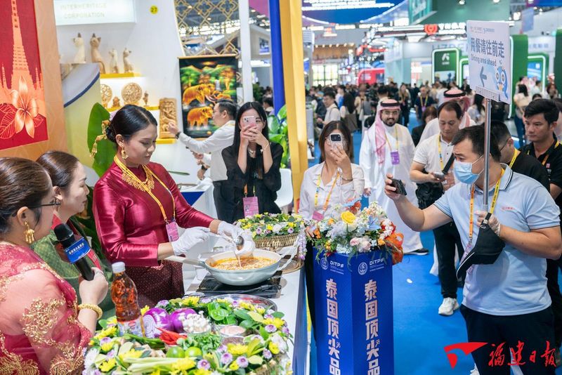 图为泰国馆门前的泰式美食吸引参会者驻足。福建日报记者 王毅 摄