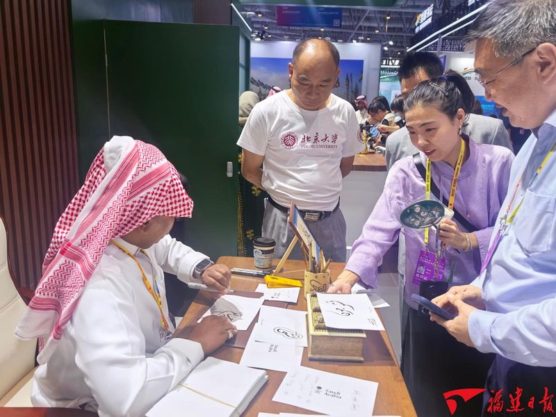 沙特馆现场手书明信片。福建日报记者 王毅 摄