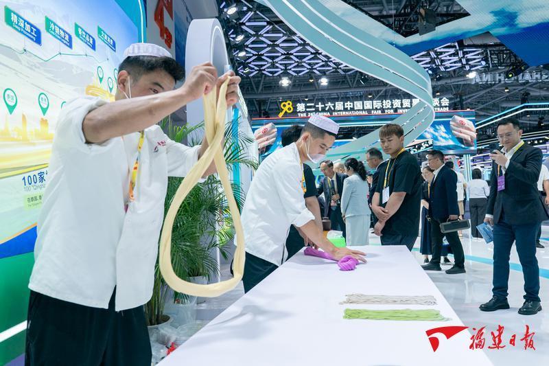 9月8日，第二十六届中国国际投资贸易洽谈会青海馆，面点师傅在展示拉面技艺。福建日报记者 王毅 摄