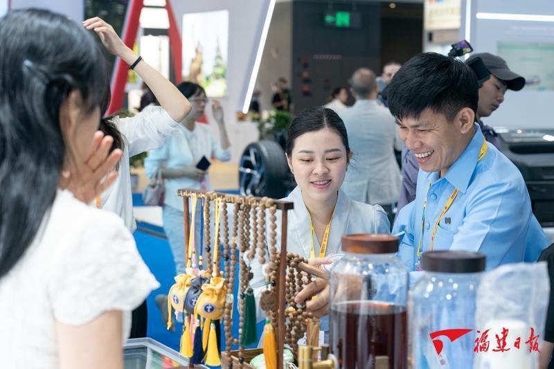 厦门大学附属中山医院展区，嘉宾在体验中药手串。福建日报记者 王毅 摄