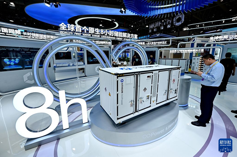 9月8日，参观者在第二十六届中国国际投资贸易洽谈会上的海辰储能展位了解产品信息。新华社记者 林善传 摄