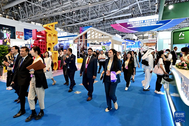 9月8日，嘉宾在第二十六届中国国际投资贸易洽谈会展馆参观。新华社记者 林善传 摄