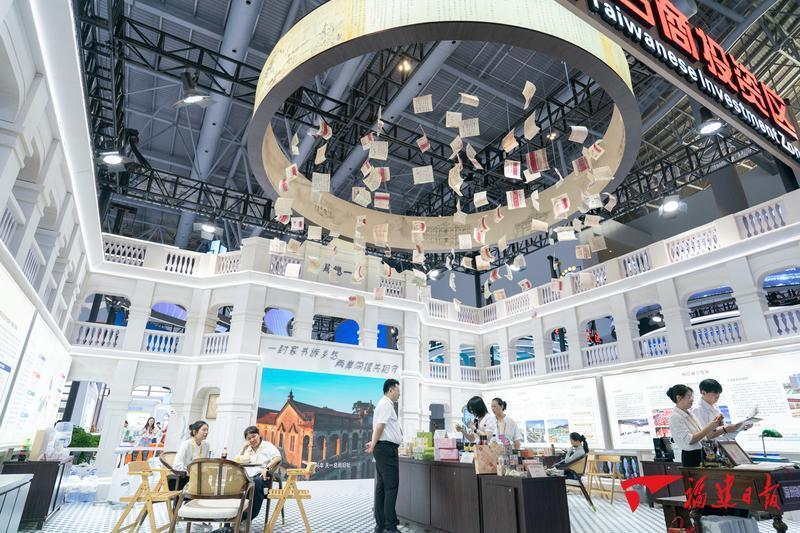 以侨批为特色的漳州台商投资区的展位。福建日报记者 王毅 摄