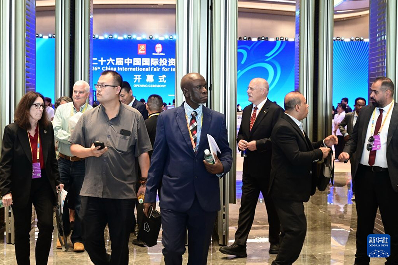 9月8日拍摄的参加第二十六届中国国际投资贸易洽谈会的中外嘉宾。新华社记者 林善传 摄