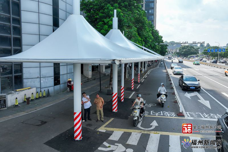古田路新权路口的遮阳棚。记者 池远 摄