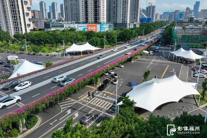 二环路杨桥路口的巨型遮阳棚已投用。记者 池远 摄