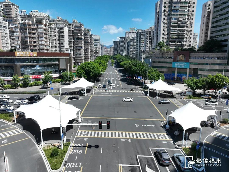 六一路福马路口的巨型遮阳棚已投用。记者 池远 摄