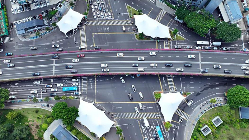 二环路杨桥路口的巨型遮阳棚已投用。记者 叶诚 摄