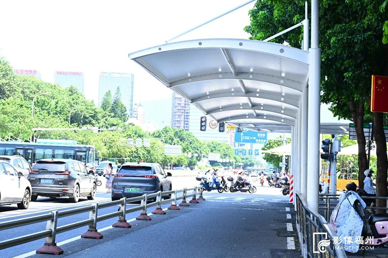 在古田路新权路口同时在非机动车道配备了遮阳伞，大大方便市民们出行。记者 叶诚 摄