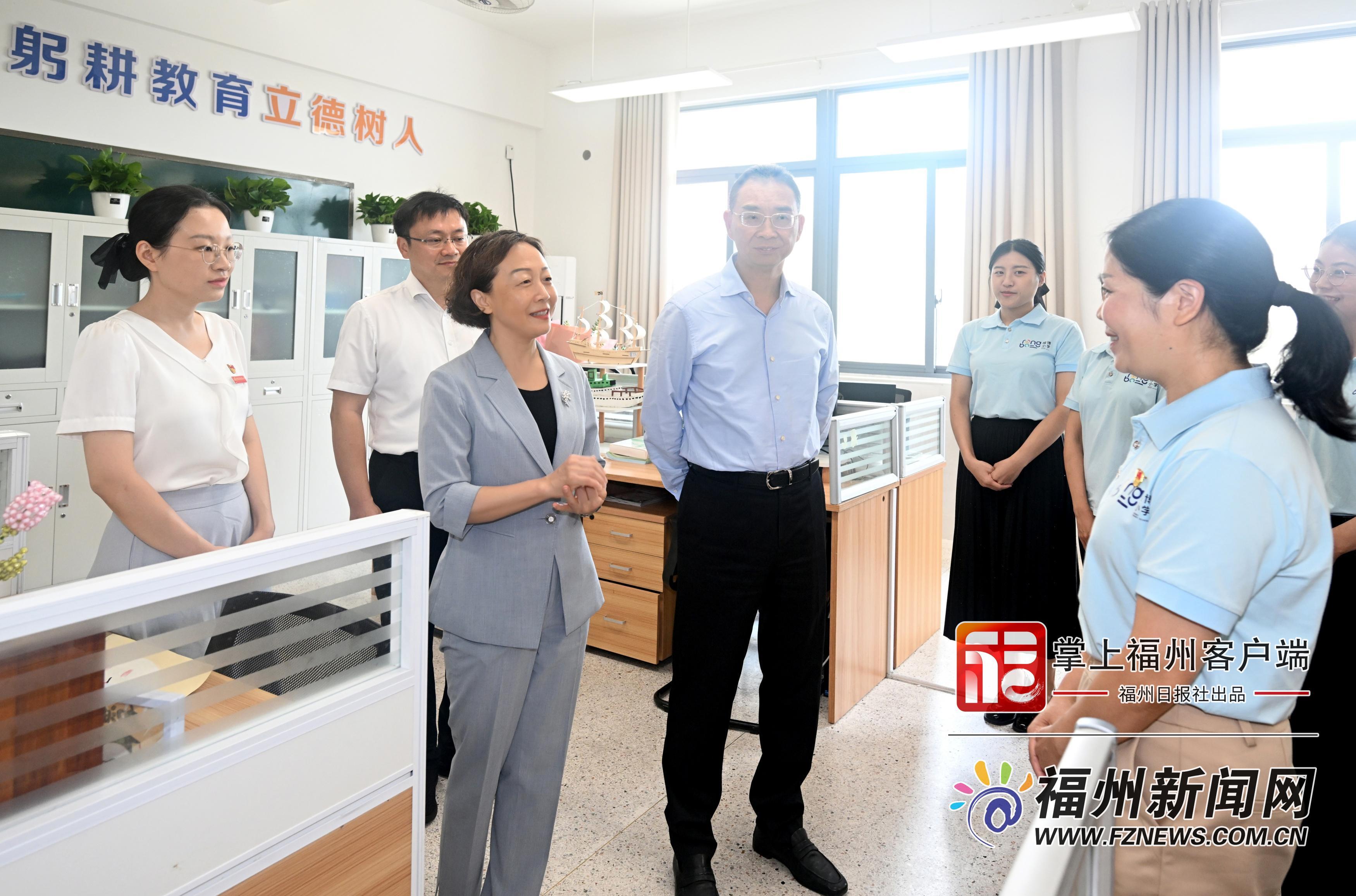 郭宁宁吴贤德看望慰问一线教育工作者并致以节日祝福