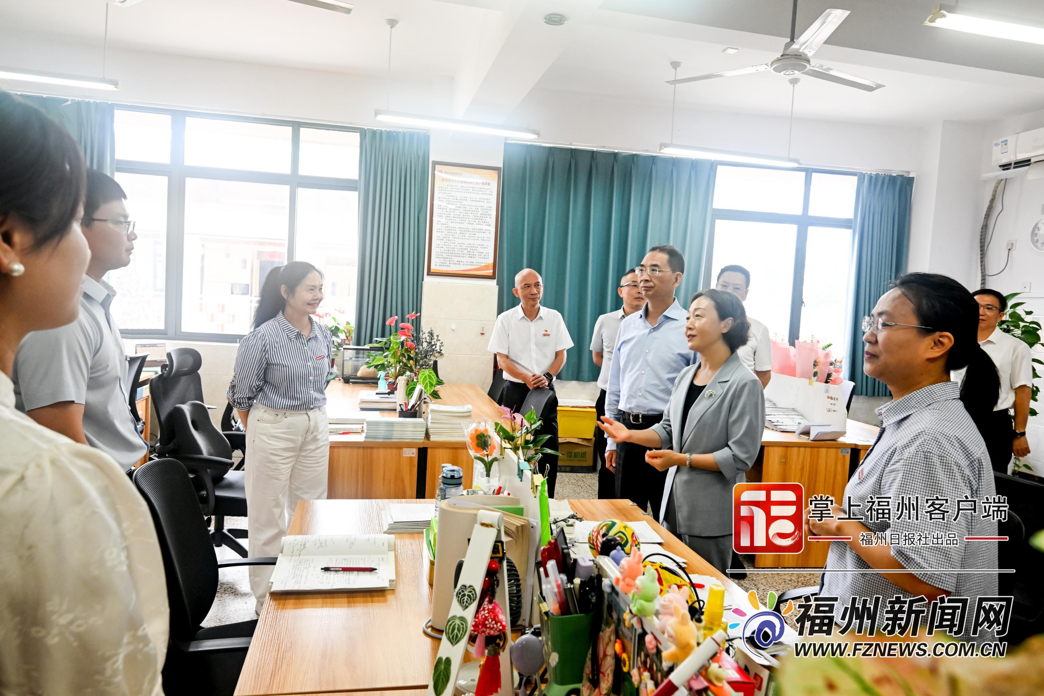 郭宁宁吴贤德看望慰问一线教育工作者并致以节日祝福