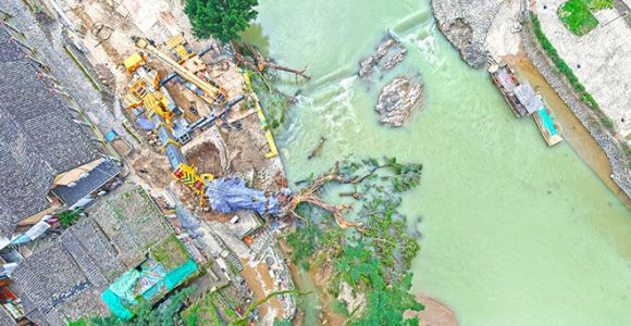 福建漳州云水谣600岁古榕树重新“站”起来了！