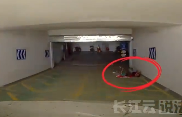 地库接连躺人司机躲过一个又一个 市民将地下车库当成纳凉点