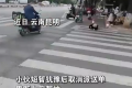 “是他撞的你吗”“不是，他是好心，是我自己摔的”
