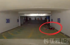 地库接连躺人司机躲过一个又一个 市民将地下车库当成纳凉点
