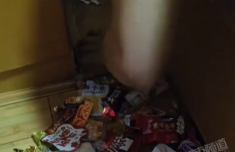 女儿房间怪味难消爸爸挪开柜子看傻：藏了一大堆零食垃圾