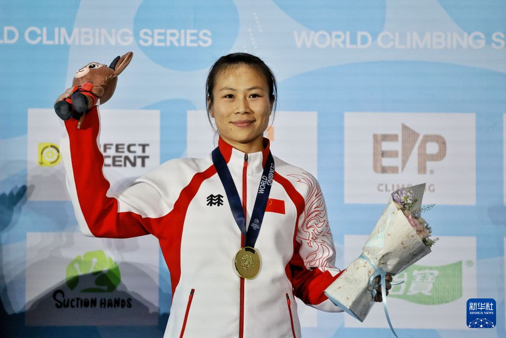 攀岩——世界杯：邓丽娟获得女子速度赛冠军
