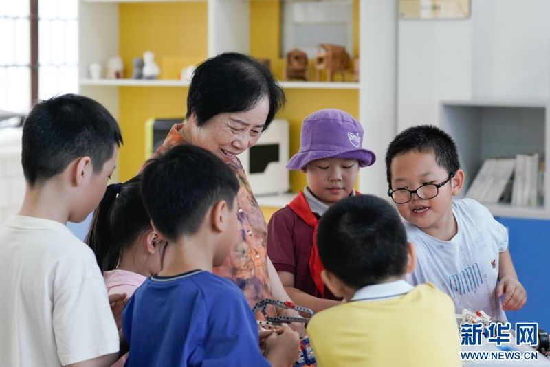 9月11日正值周五，军门社区少儿托管中心安排了一节课的科普活动，深受孩子们喜爱。新华网 蒋巧玲 摄