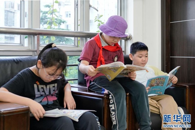 晚饭后，孩子们在教室内阅读。新华网 蒋巧玲 摄