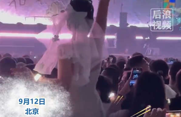 演唱会求婚当事人称已报警 拍摄者称花大几千只想安静听歌