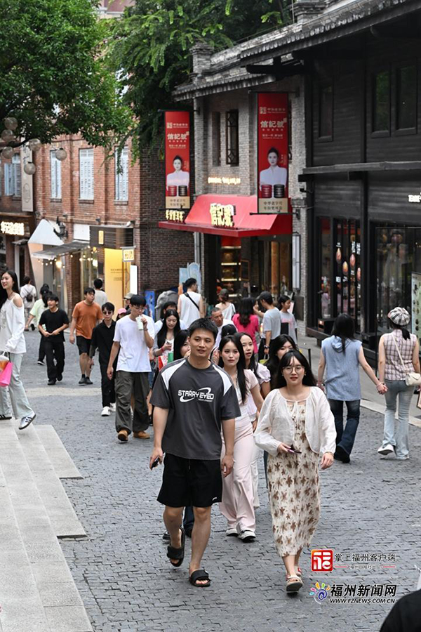 烟台山历史文化风貌区游客如织。记者 石美祥 摄