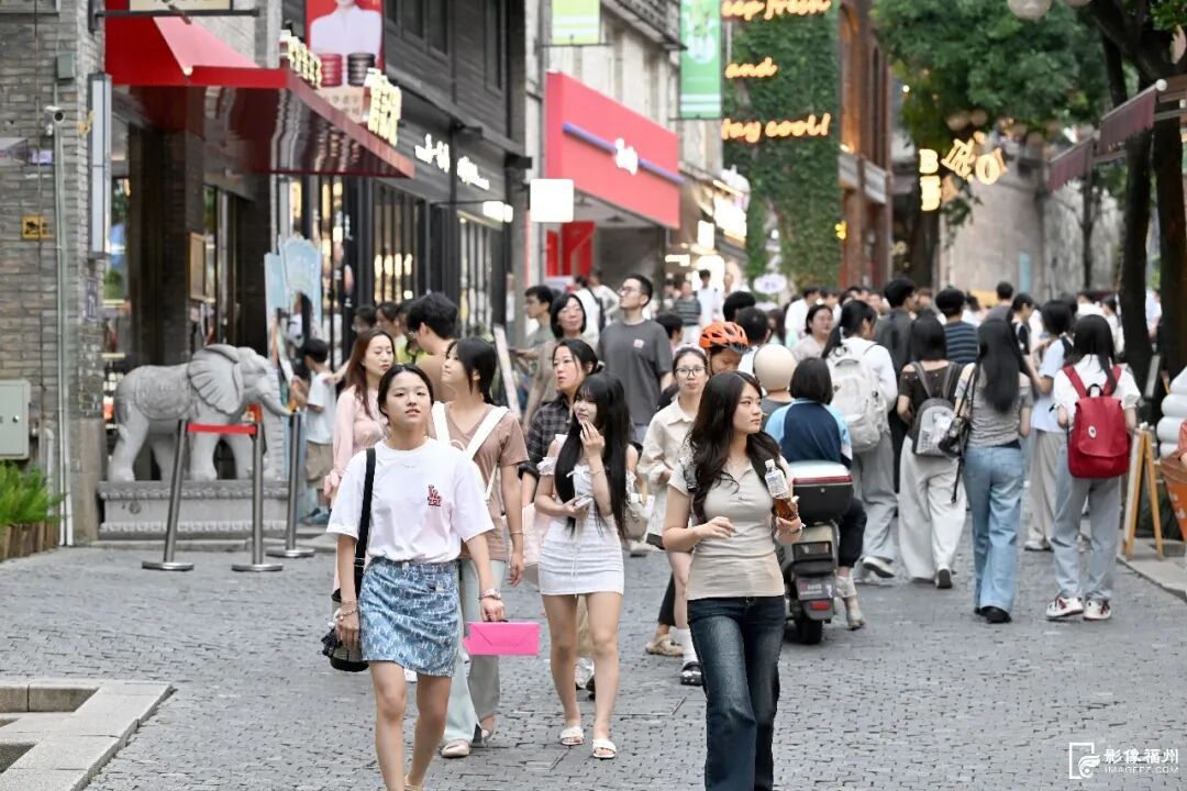 烟台山商业漫步街区人流如潮。记者 石美祥 摄