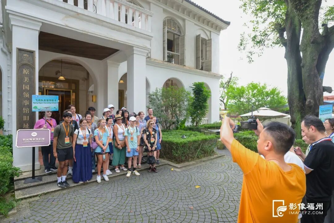 美国飞虎队友谊学校青少年学生参访烟台山，并在美国领事馆旧址前合影（资料图）。记者 林双伟 摄