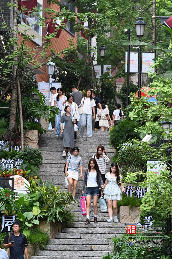 烟台山历史文化风貌区游客如织。记者 石美祥 摄