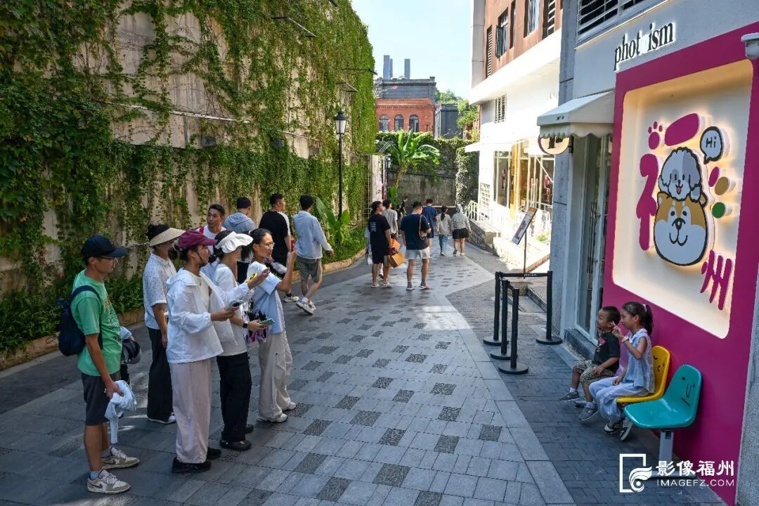 游客在烟台山商业漫步街区游玩。记者 池远 摄