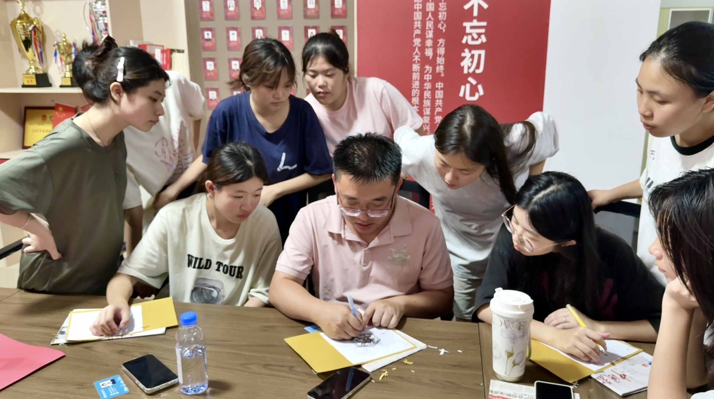 剪纸映四秩 花灯耀泉职——泉州职业技术大学暑期实践以非遗献礼40周年校庆