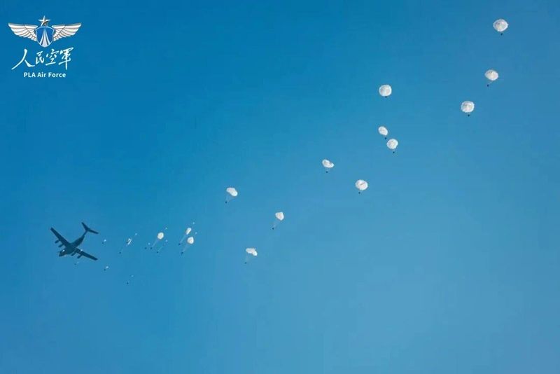 致敬中国空降兵！一组大片感受76年热血征途！