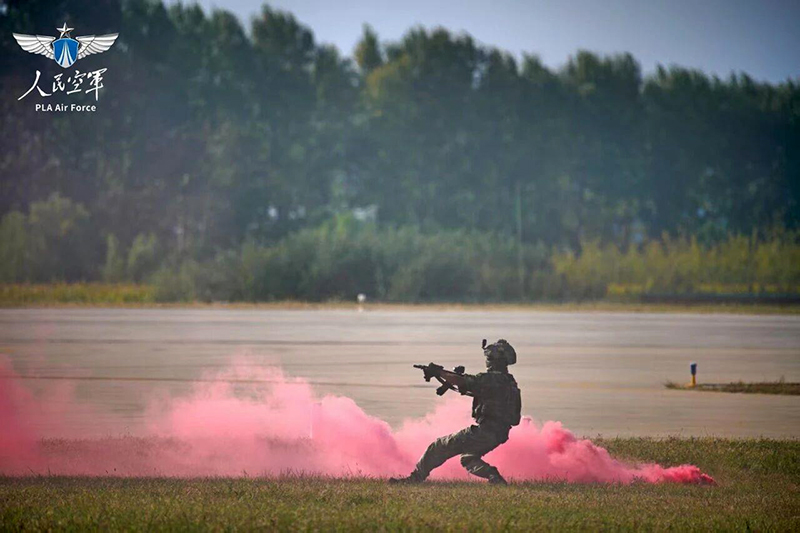 致敬中国空降兵！一组大片感受76年热血征途！
