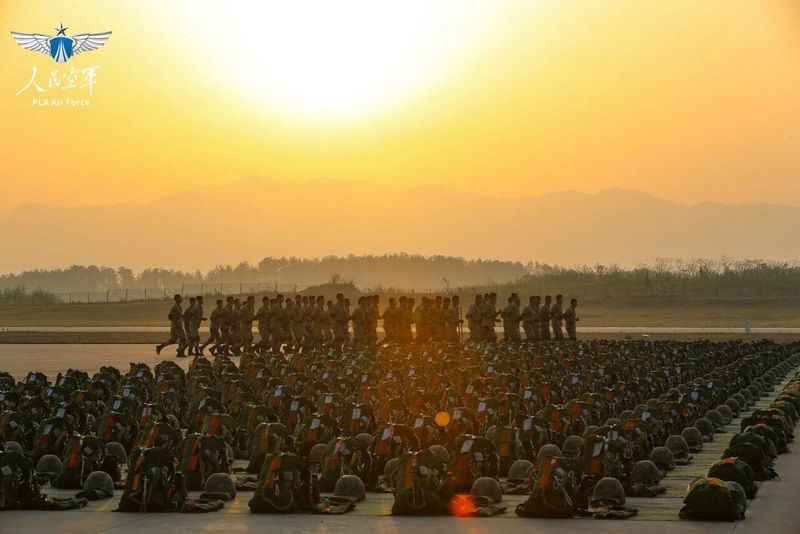 致敬中国空降兵！一组大片感受76年热血征途！