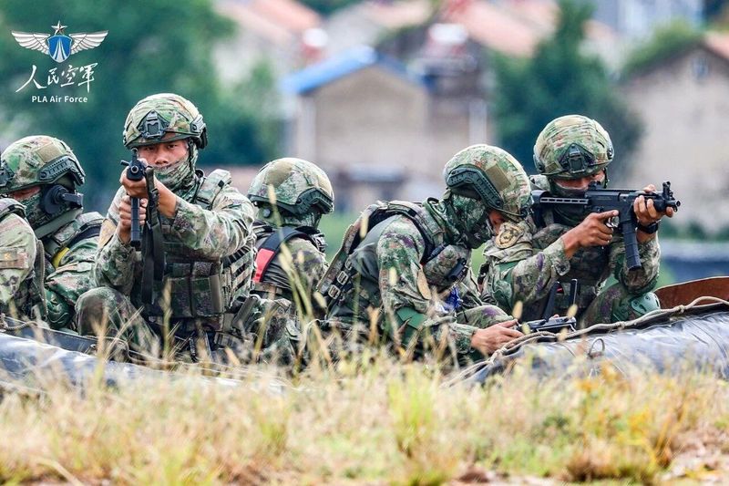 致敬中国空降兵！一组大片感受76年热血征途！
