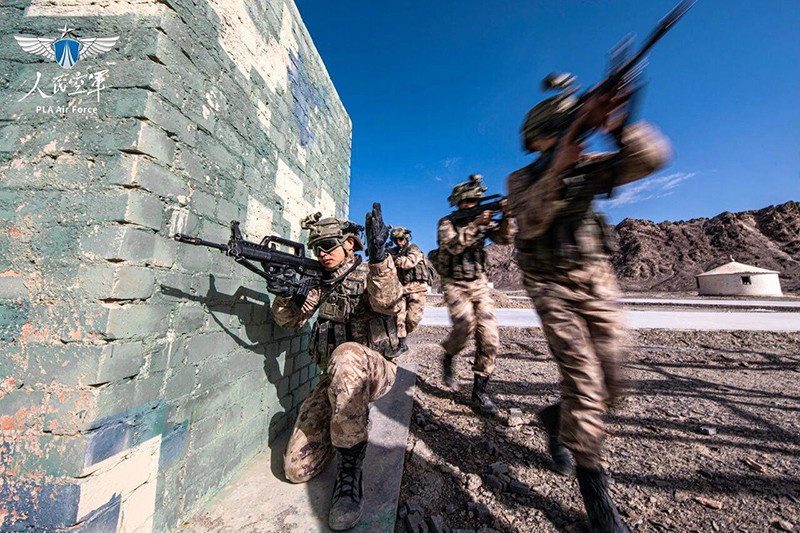 致敬中国空降兵！一组大片感受76年热血征途！