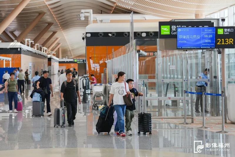 T2航站楼陆续迎来进出港旅客。记者 包华 摄