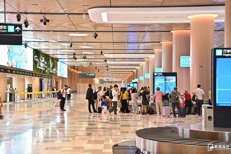 旅客正在提取行李。记者 郑帅 摄