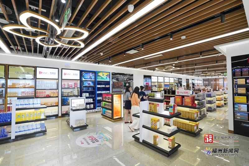 免税店内的商品涵盖香化、烟酒等品类。记者 包华 摄