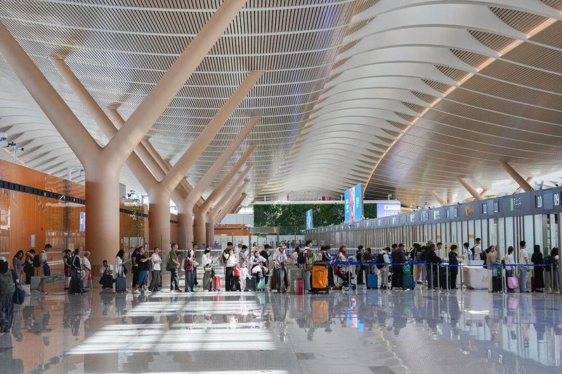 T2航站楼陆续迎来进出港旅客。记者 包华 摄